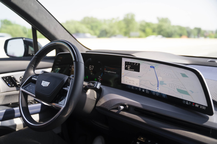 Neben dem Lenkrad befindet sich das 33-Zoll-Curved-Display. (Bild: Cadillac)